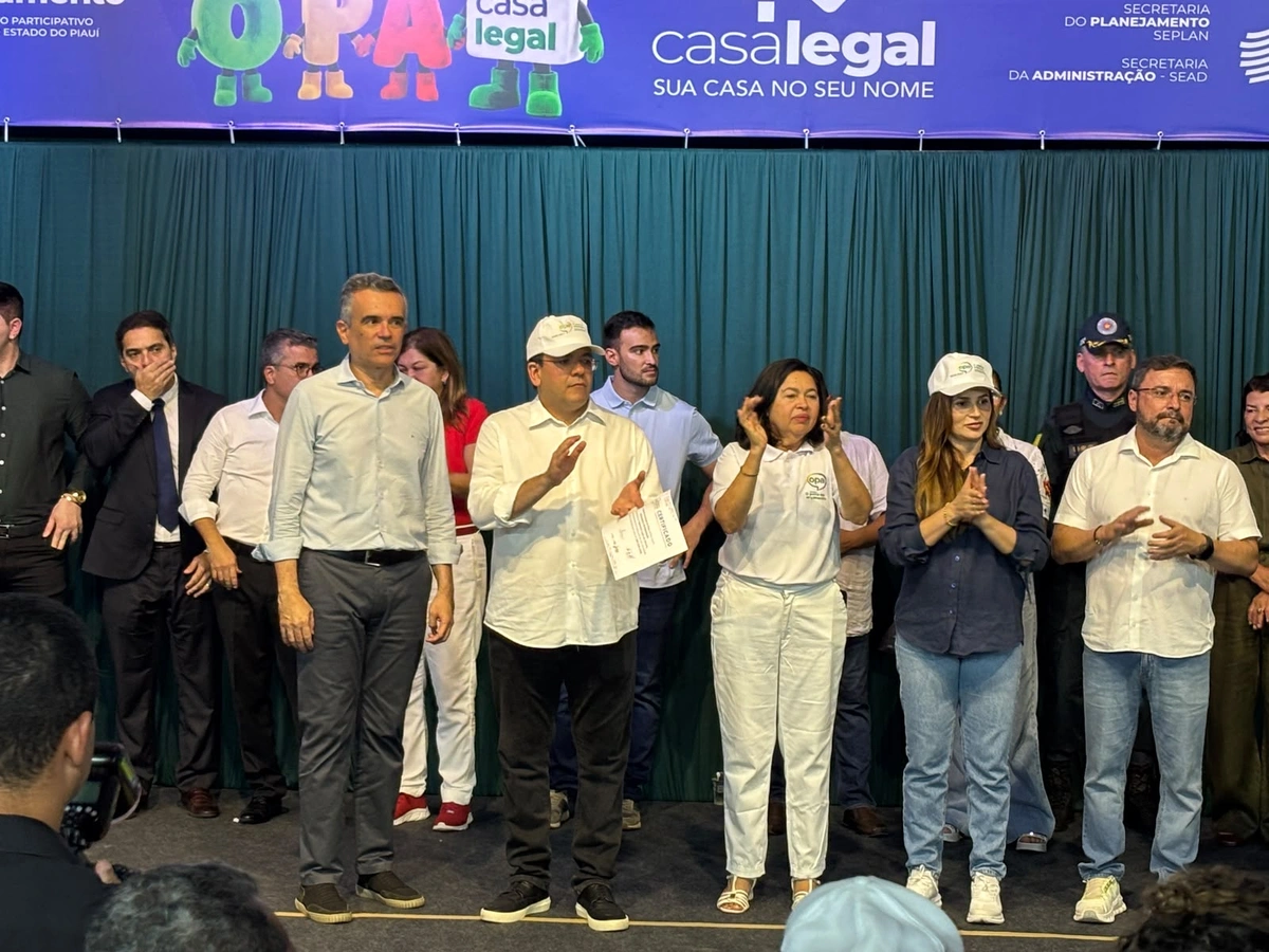 Rafael entrega quase 900 títulos de imóveis e destaca obras do OPA em Teresina