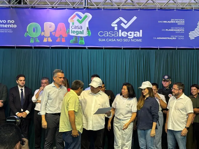 Rafael entrega quase 900 títulos de imóveis e destaca obras do OPA em Teresina