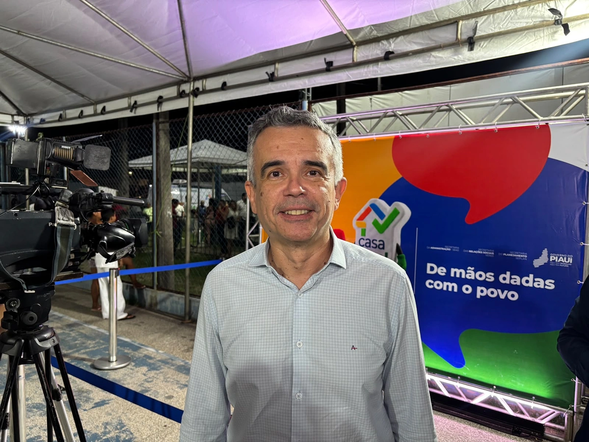 Rafael entrega quase 900 títulos de imóveis e destaca obras do OPA em Teresina