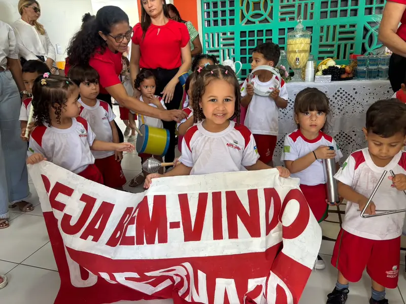 Rafael Fonteles cumpre agenda e entrega kit para creche em Alto Longá