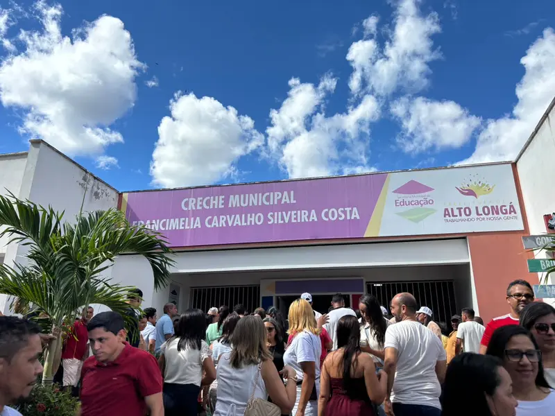 Rafael Fonteles cumpre agenda e entrega kit para creche em Alto Longá