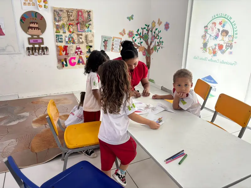 Rafael Fonteles cumpre agenda e entrega kit para creche em Alto Longá