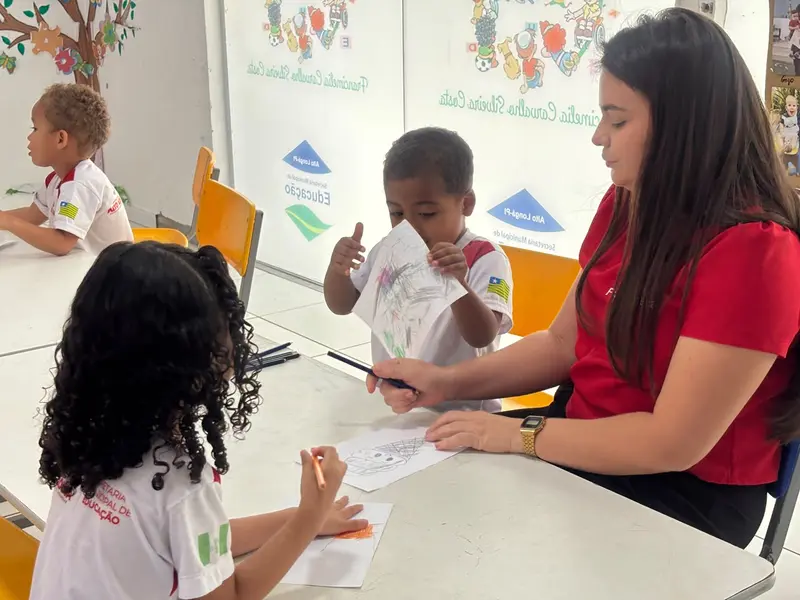 Rafael Fonteles cumpre agenda e entrega kit para creche em Alto Longá
