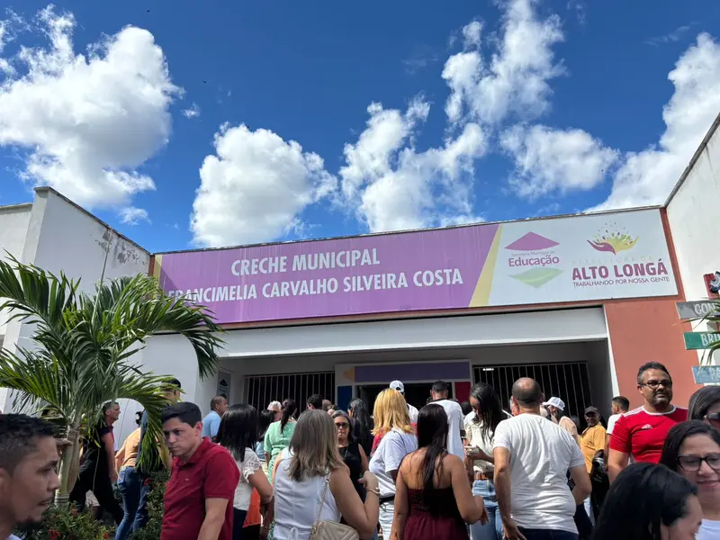 Rafael Fonteles cumpre agenda e entrega kit para creche em Alto Longá