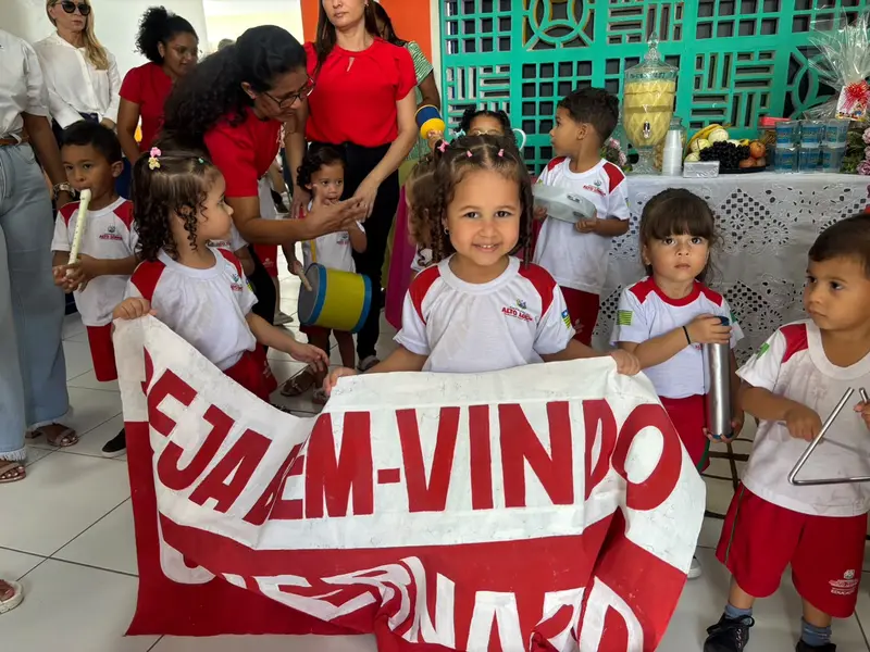 Rafael Fonteles cumpre agenda e entrega kit para creche em Alto Longá