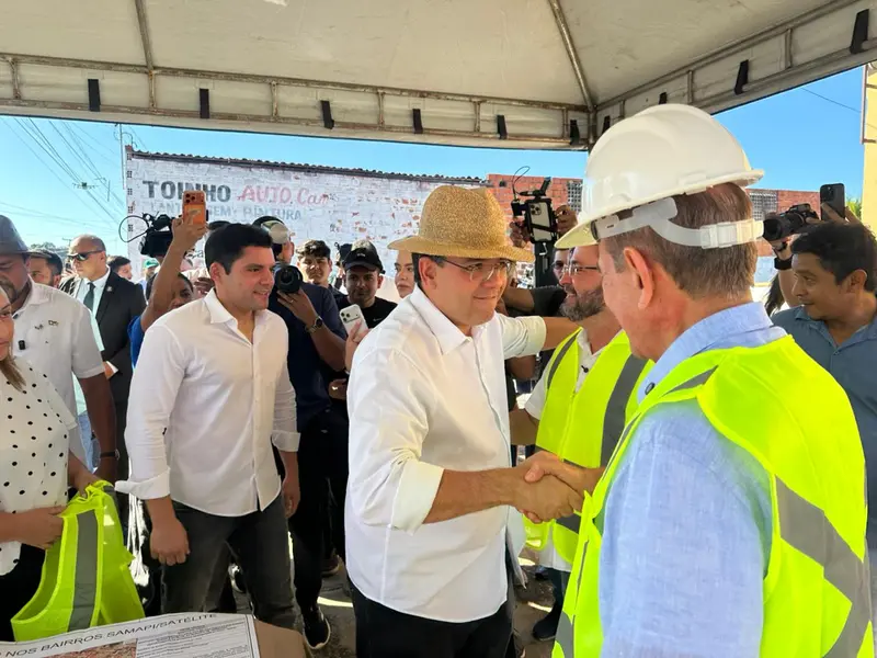 Rafael Fonteles vistoria obras do ‘Mais Asfalto’ no bairro Samapi em Teresina