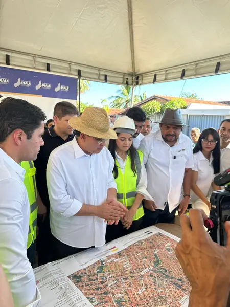 Rafael Fonteles vistoria obras do ‘Mais Asfalto’ no bairro Samapi em Teresina