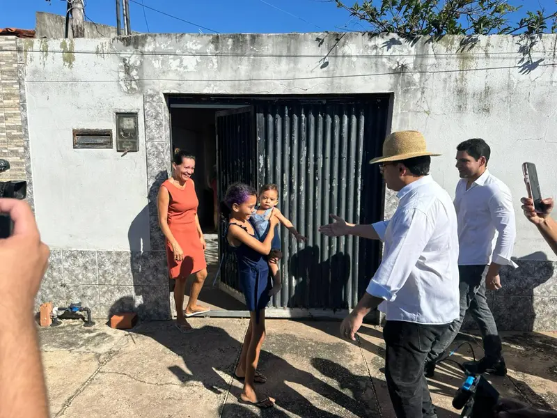 Rafael Fonteles vistoria obras do ‘Mais Asfalto’ no bairro Samapi em Teresina