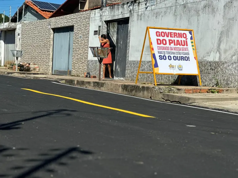Rafael Fonteles vistoria obras do ‘Mais Asfalto’ no bairro Samapi em Teresina