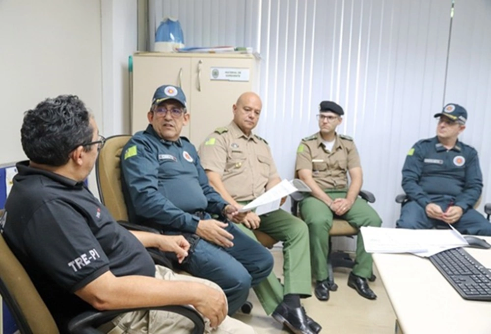 Reunião sobre a logística para transporte de policiais militares