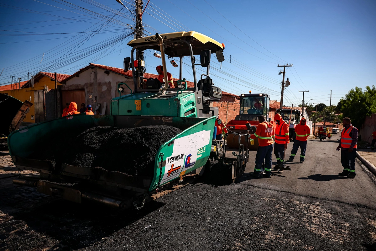 Senador Marcelo Castro entrega novas obras de asfaltamento na zona Leste de Teresina
