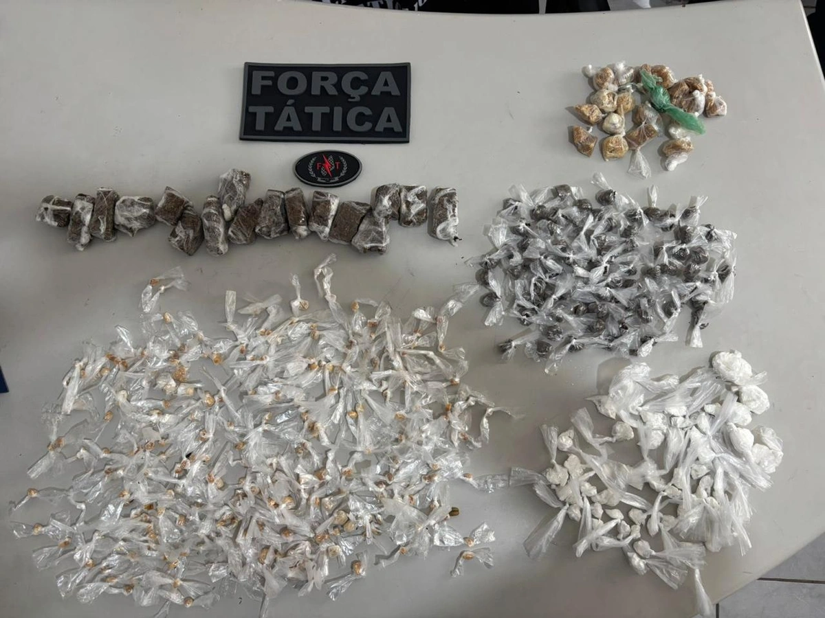 Suspeito foge por becos e abandona drogas em imóvel na Vila Mandacaru, em Teresina
