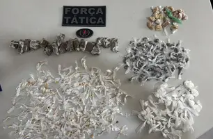 Suspeito foge por becos e abandona drogas em imóvel na Vila Mandacaru, em Teresina (Foto: Divulgação/PMPI)
