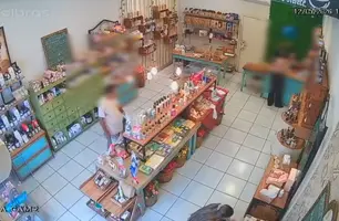 Suspeito simula ser cliente e furta perfume em loja no Centro de Parnaíba (Foto: Reprodução)