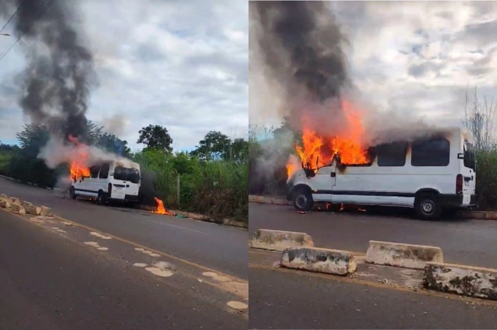 Van pega fogo e fica completamente destruída em avenida da zona Sul de Teresina