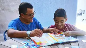 Álbum da Copa une gerações e impulsiona desenvolvimento infantil (Foto: Reprodução)