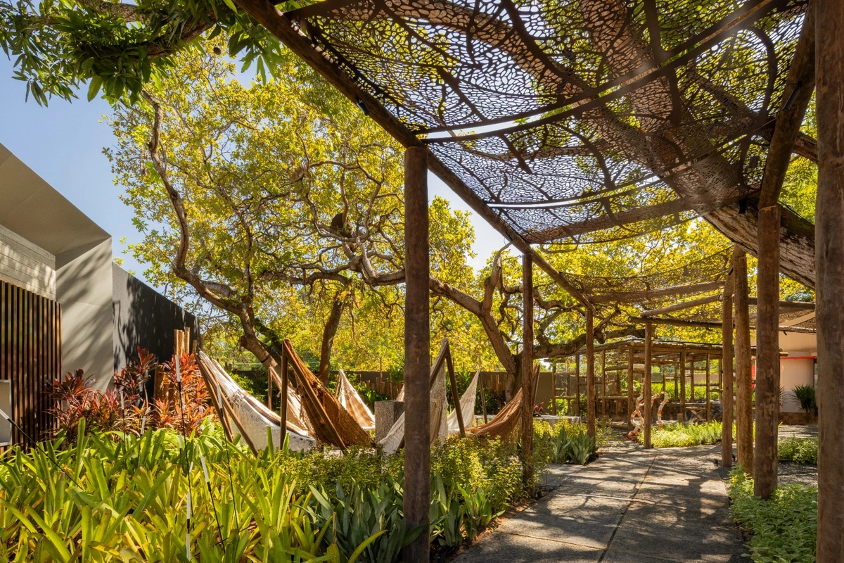 Ambiente “entreTempos”, assinado por Ana Márcia Moura e Geraldo Lustosa - Arquitetura e Interiores + Josélia Carvalho Paisagismo