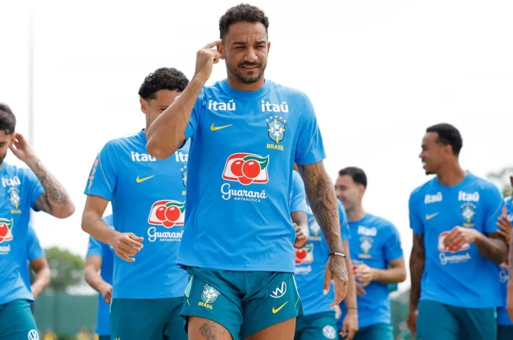 Ancelotti esboça Danilo e Alex Sandro para laterais na estreia da Copa do Mundo