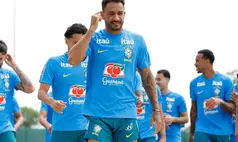 Ancelotti esboça Danilo e Alex Sandro para laterais na estreia da Copa do Mundo