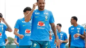 Ancelotti esboça Danilo e Alex Sandro para laterais na estreia da Copa do Mundo (Foto: Reprodução/Rafael Ribeiro/CBF)