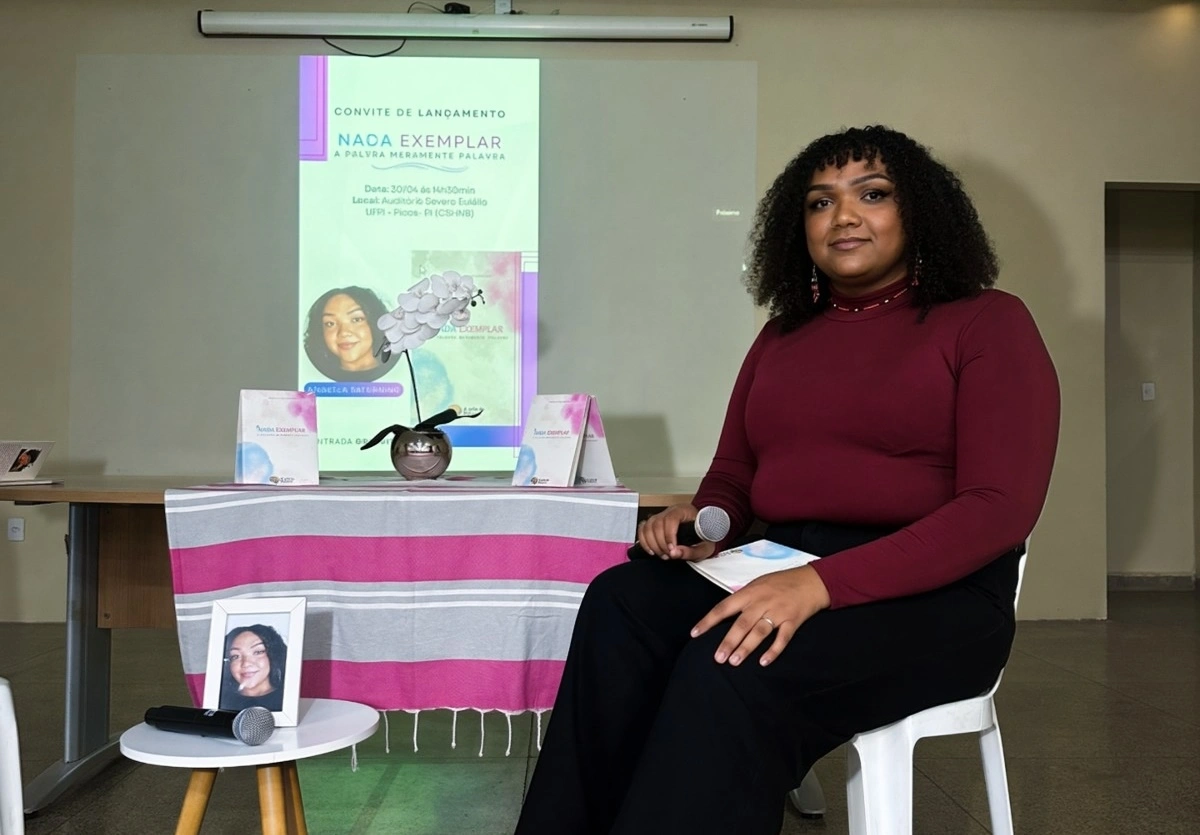 Angella Saturnino, de Itainópolis, estreia na literatura com o livro Nada Exemplar