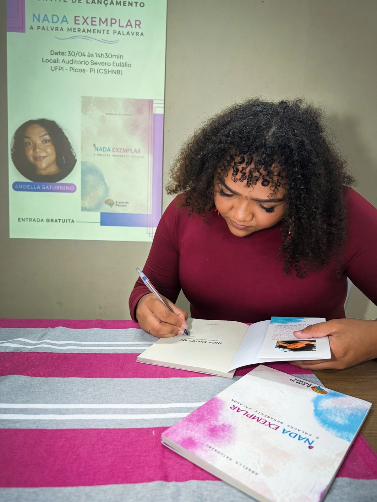 Angella Saturnino, de Itainópolis, estreia na literatura com o livro Nada Exemplar