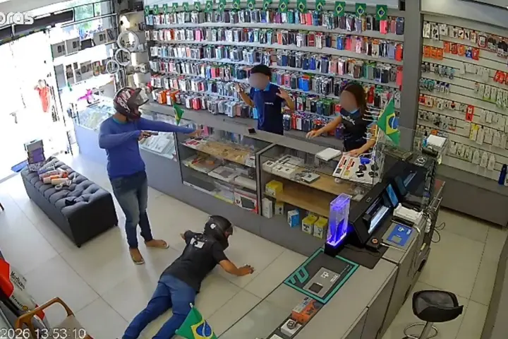 Bandido rende funcionários e assalta loja de celular no litoral do Piauí