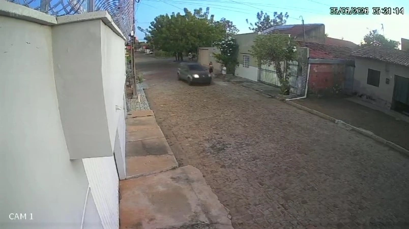Câmera flagra tentativa de sequestro contra duas jovens em Campo Maior