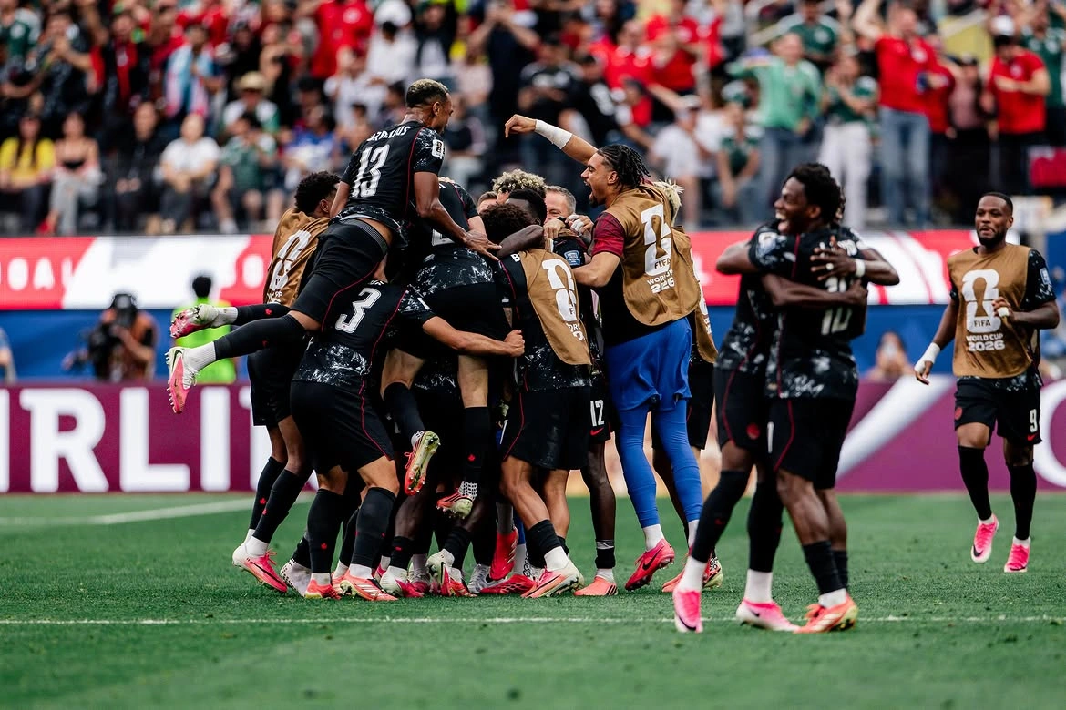 Canadá marca nos acréscimos, vence África do Sul e avança às oitavas da Copa