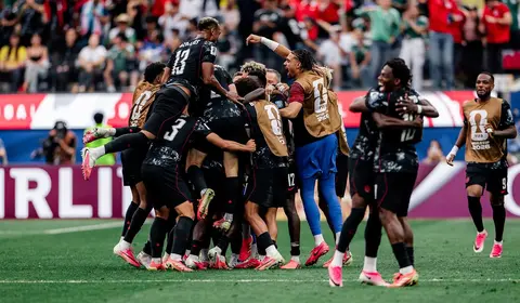 Canadá marca nos acréscimos, vence África do Sul e avança às oitavas da Copa