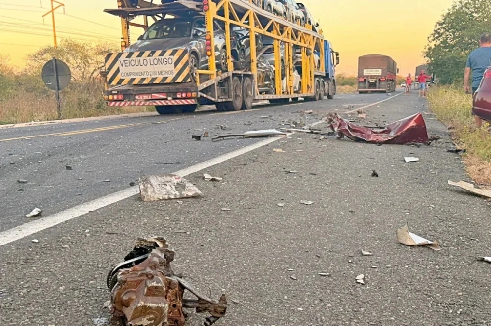 Cantor morre após colisão frontal entre carro e carreta na BR-316, no Sul do Piauí