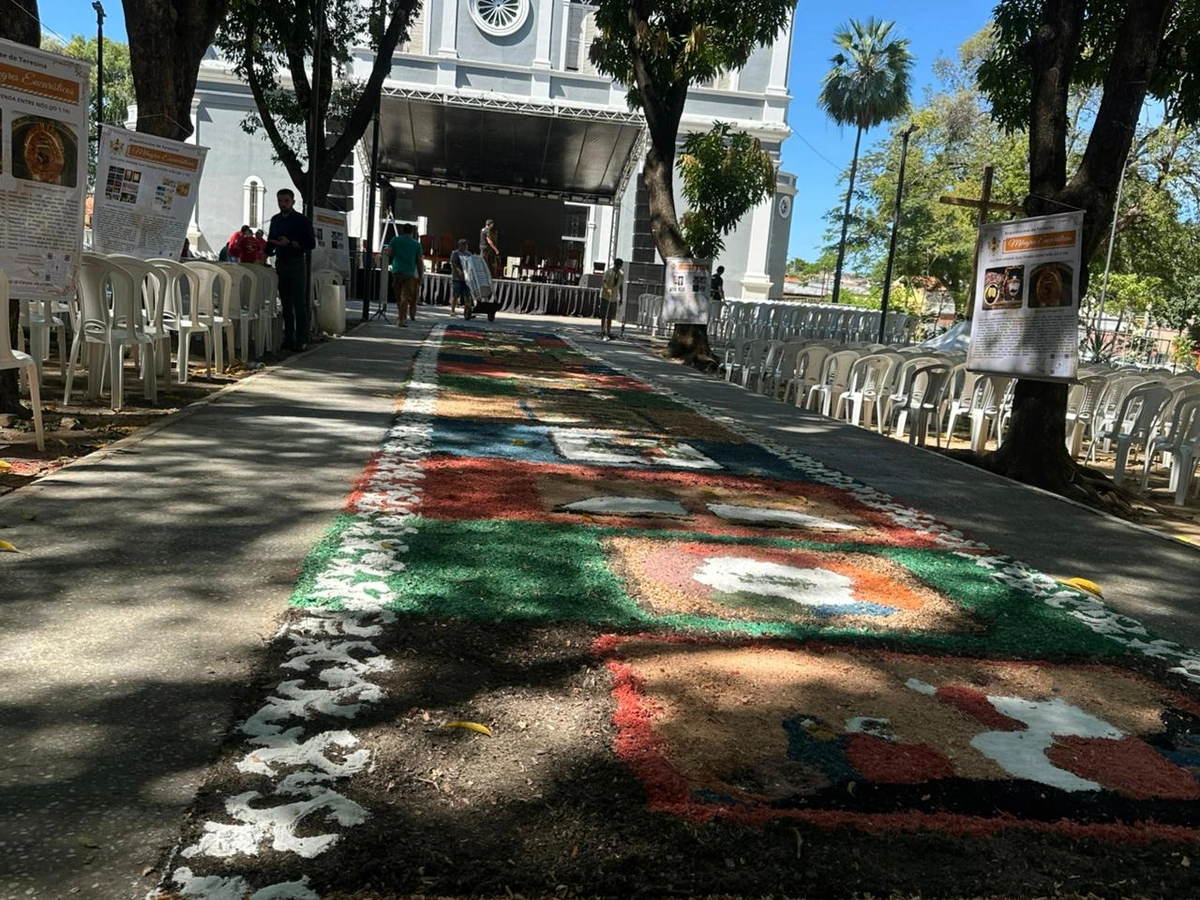 Corpus Christi reúne fiéis e celebra a fé com tapetes coloridos em Teresina
