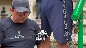 Empresário se acorrenta à prefeitura de Teresina após retirada de trailer (Foto: Conecta Piauí)
