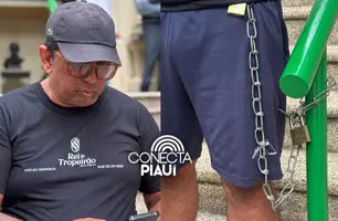 Empresário se acorrenta à prefeitura de Teresina após retirada de trailer (Foto: Conecta Piauí)