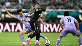Falha bizarra de goleiro garante vitória do México e classificação antecipada na C (Foto: AFP)