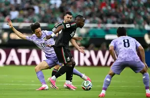 Falha bizarra de goleiro garante vitória do México e classificação antecipada na C (Foto: AFP)