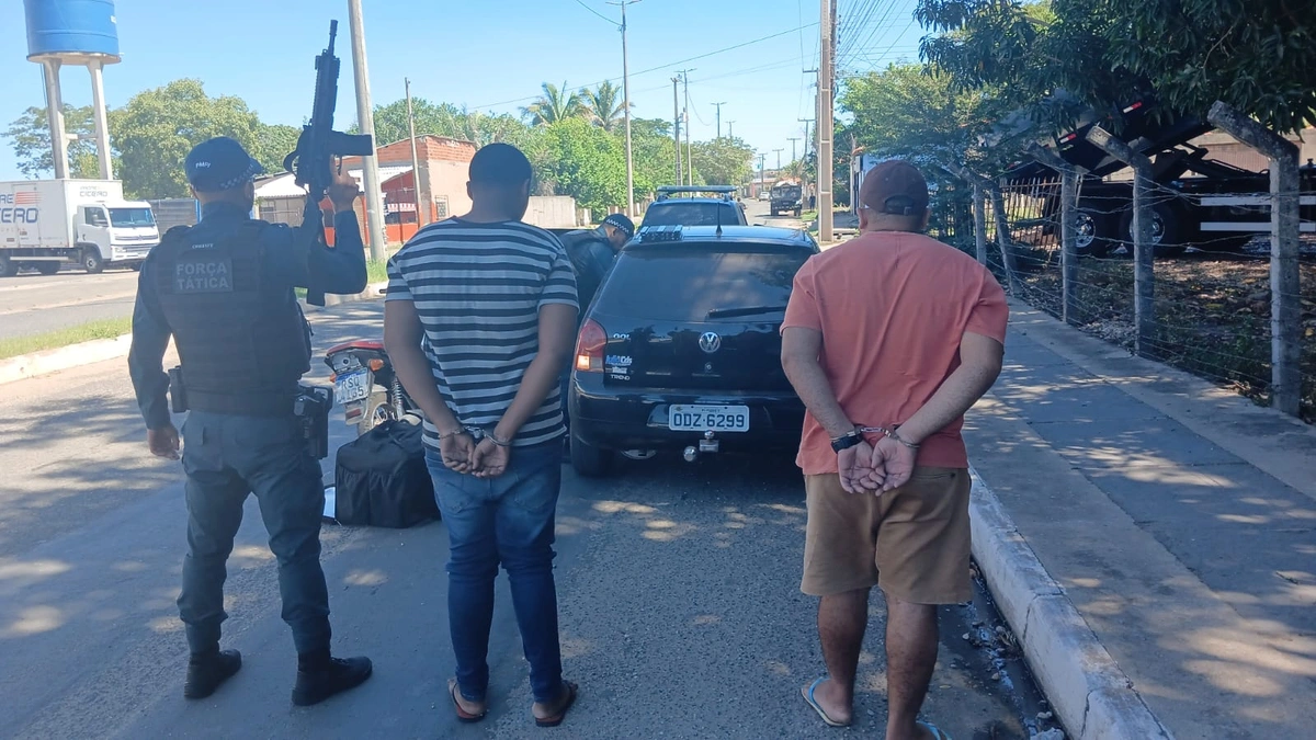 Força Tática prende dupla com droga e apreende carro e moto na zona Sudeste