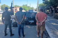 Força Tática prende dupla com droga e apreende carro e moto na zona Sudeste
