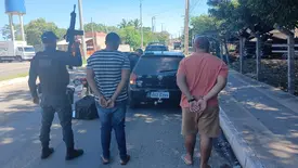 Força Tática prende dupla com droga e apreende carro e moto na zona Sudeste (Foto: Reprodução)