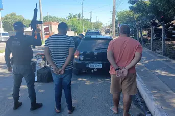 Força Tática prende dupla com droga e apreende carro e moto na zona Sudeste
