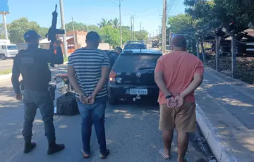 Força Tática prende dupla com droga e apreende carro e moto na zona Sudeste