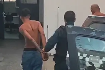 Força Tática prende suspeito de roubo de moto e captura foragido na zona Sudeste