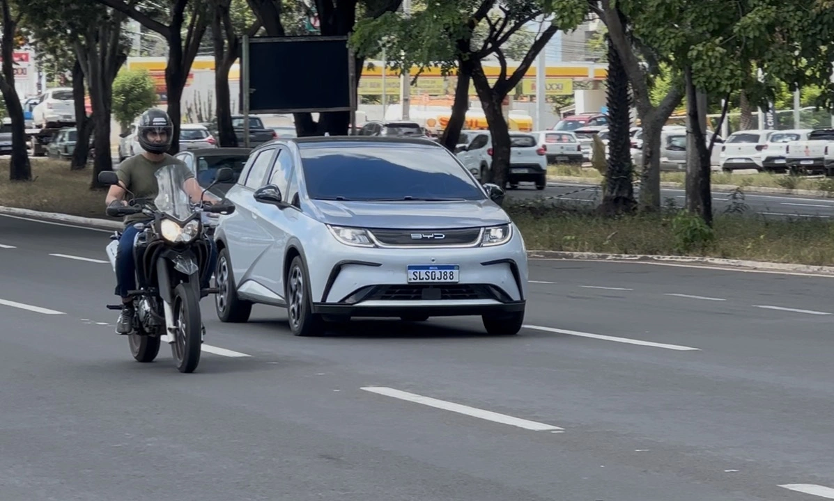 Frota de carros elétricos cresce e desafia condomínios em Teresina