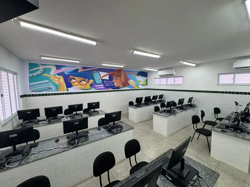 Governador entrega escola reformada e anuncia novas obras em Morro do Chapéu