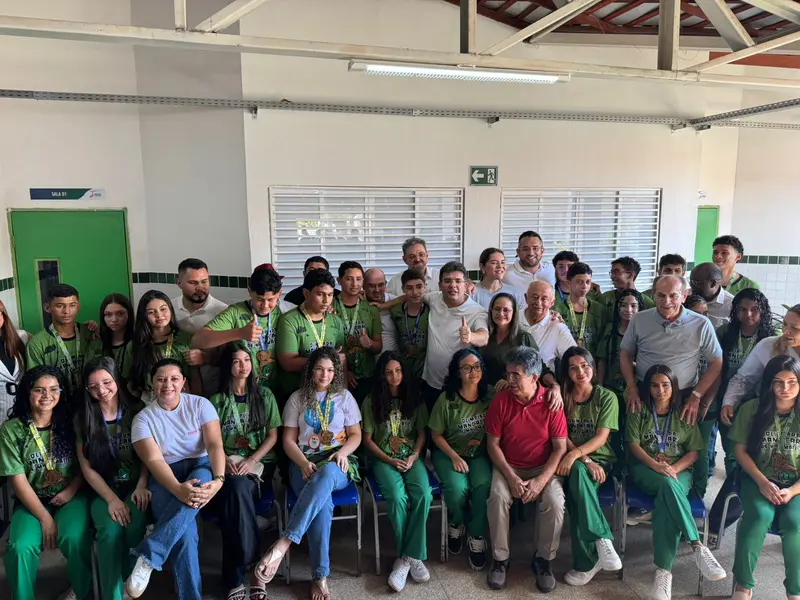 Governador entrega escola reformada e anuncia novas obras em Morro do Chapéu
