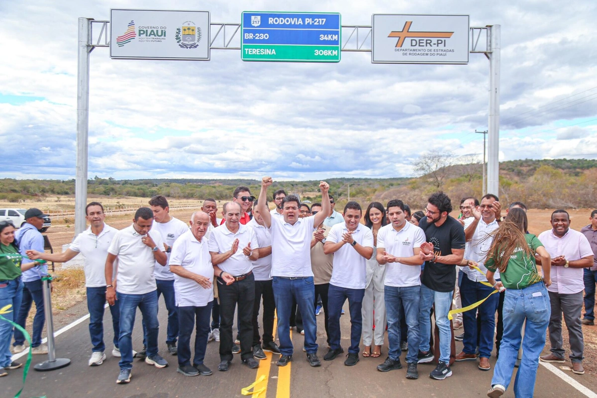 Governador entrega PI-217 recuperada e brinquedopraça em São Francisco do Piauí
