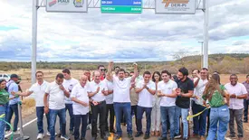 Governador entrega PI-217 recuperada e brinquedopraça em São Francisco do Piauí (Foto: Reprodução)