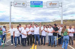 Governador entrega PI-217 recuperada e brinquedopraça em São Francisco do Piauí (Foto: Reprodução)