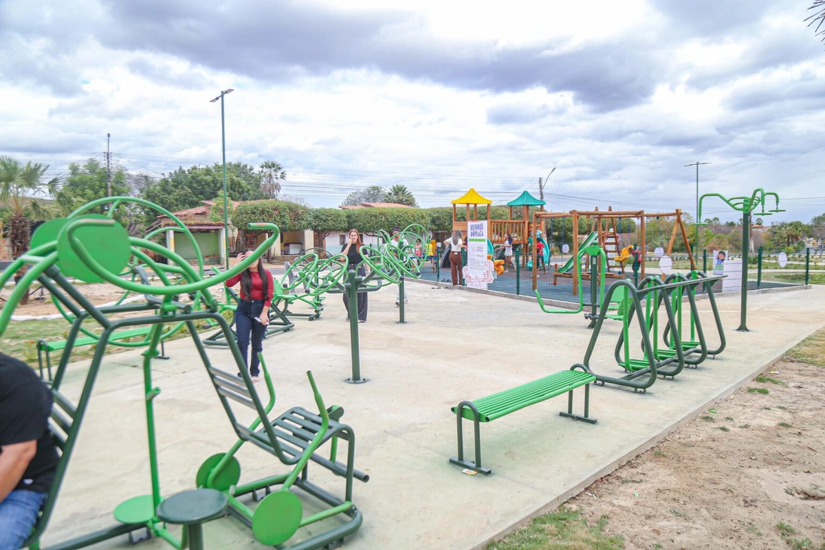 Governador entrega PI-217 recuperada e brinquedopraça em São Francisco do Piauí