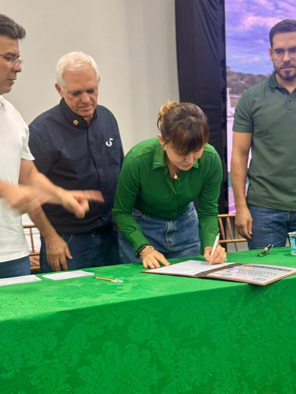 Governador Rafael Fonteles assina importantes ordens de serviço para obras  estruturantes em Esperantina